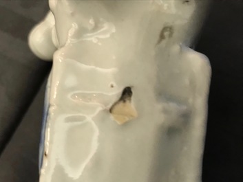 Une paire de mod&egrave;les de chevaux en porcelaine de Chine bleu et blanc, Qianlong