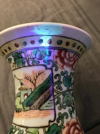 Une paire de vases en porcelaine de Chine famille verte, 19/20&egrave;me