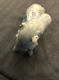 Une paire de mod&egrave;les de chevaux en porcelaine de Chine bleu et blanc, Qianlong