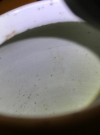 Drie Chinese blauwwitte vazen en een dekselpot, 19/20e eeuw