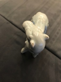 Une paire de mod&egrave;les de chevaux en porcelaine de Chine bleu et blanc, Qianlong