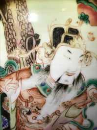 Een paar Chinese famille rose vazen met figuren, 19e eeuw