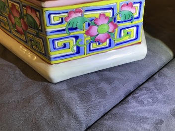 A Chinese famille rose hexagonal vase with figural design, 19th C.