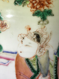 Een paar Chinese famille rose vazen met figuren, 19e eeuw