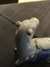 Une paire de mod&egrave;les de chevaux en porcelaine de Chine bleu et blanc, Qianlong