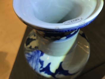 Een paar Chinese blauwwitte rouleau vazen met landschapsdecor, 19e eeuw
