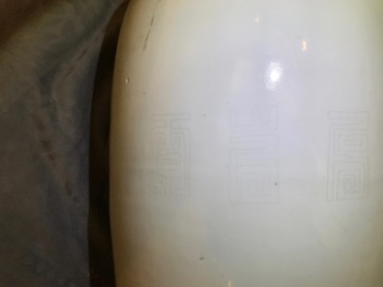 Een Chinese blanc de Chine vaas met onderglazuur decor, 19e eeuw