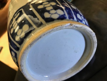 Een paar Chinese blauwwitte rouleau vazen met landschapsdecor, 19e eeuw