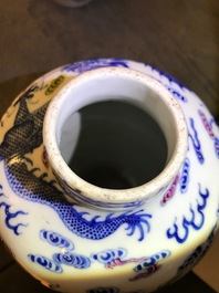 Drie Chinese blauwwitte vazen en een dekselpot, 19/20e eeuw