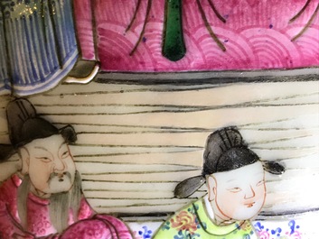 Een Chinese famille rose vaas met drakenoren, 19e eeuw