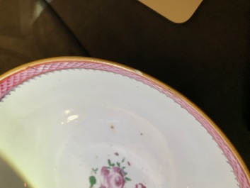 Een Chinese famille rose kom met schepen voor de Engelse markt, Qianlong