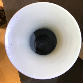 Une paire de vases en porcelaine de Chine famille verte, 19/20&egrave;me