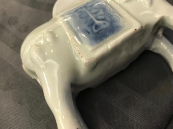 Une paire de mod&egrave;les de chevaux en porcelaine de Chine bleu et blanc, Qianlong