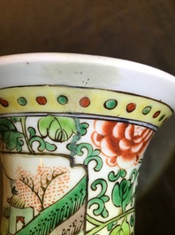Une paire de vases en porcelaine de Chine famille verte, 19/20&egrave;me