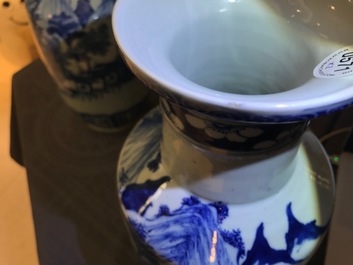 Een paar Chinese blauwwitte rouleau vazen met landschapsdecor, 19e eeuw