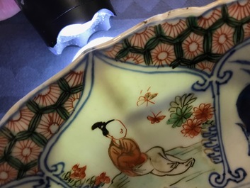 Un plat en porcelaine de Chine famille verte aux armes de Louvain, Kangxi/Yongzheng