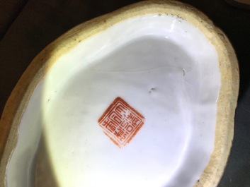 Een Chinese famille rose schotel, een dekselpot en een kom, 19e eeuw