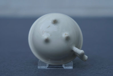 Een Chinese Dehua blanc de Chine kop op drie pootjes, Kangxi