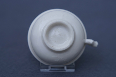 Un bol &agrave; d&eacute;cor appliqu&eacute; en porcelaine blanc de Chine de Dehua, Kangxi