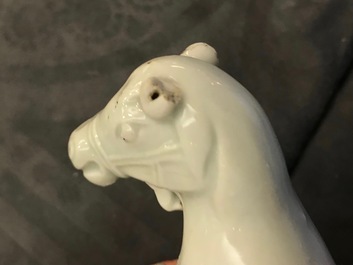 Une paire de mod&egrave;les de chevaux en porcelaine de Chine bleu et blanc, Qianlong