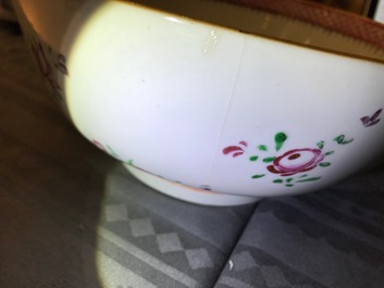 Een Chinese famille rose kom met schepen voor de Engelse markt, Qianlong