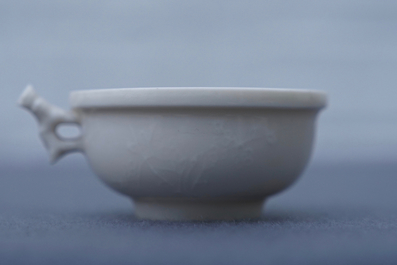 Un bol &agrave; d&eacute;cor appliqu&eacute; en porcelaine blanc de Chine de Dehua, Kangxi