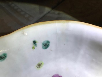 Een Chinese famille rose schotel, een dekselpot en een kom, 19e eeuw