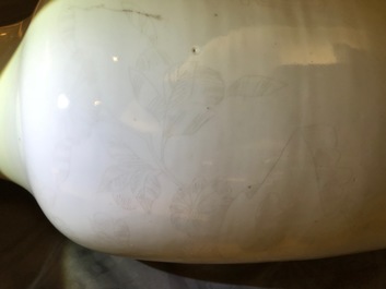 Een Chinese blanc de Chine vaas met onderglazuur decor, 19e eeuw