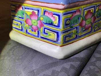 A Chinese famille rose hexagonal vase with figural design, 19th C.