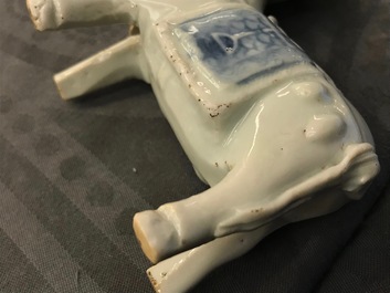 Une paire de mod&egrave;les de chevaux en porcelaine de Chine bleu et blanc, Qianlong