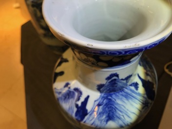 Een paar Chinese blauwwitte rouleau vazen met landschapsdecor, 19e eeuw