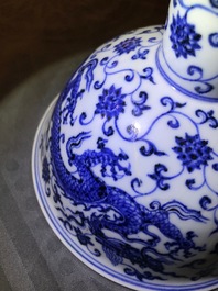 Een Chinese bluawwitte stem cup, Xuande merk, 19/20e eeuw