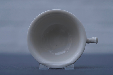 Un bol &agrave; d&eacute;cor appliqu&eacute; en porcelaine blanc de Chine de Dehua, Kangxi