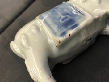 Une paire de mod&egrave;les de chevaux en porcelaine de Chine bleu et blanc, Qianlong
