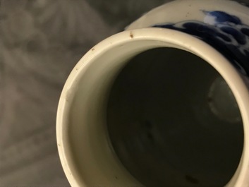 Une paire de vases en porcelaine de Chine bleu et blanc, marque de Kangxi, 19&egrave;me