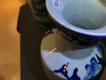 Een paar Chinese blauwwitte rouleau vazen met landschapsdecor, 19e eeuw