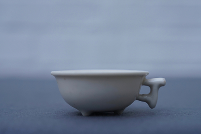 Een Chinese Dehua blanc de Chine kop op drie pootjes, Kangxi