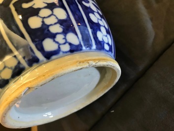 Een paar Chinese blauwwitte rouleau vazen met landschapsdecor, 19e eeuw