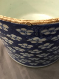 Drie Chinese blauwwitte vazen en een dekselpot, 19/20e eeuw