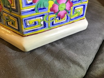 A Chinese famille rose hexagonal vase with figural design, 19th C.