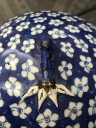 Drie Chinese blauwwitte vazen en een dekselpot, 19/20e eeuw