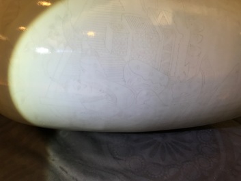 Een Chinese blanc de Chine vaas met onderglazuur decor, 19e eeuw