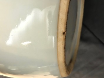 Een Chinese blanc de Chine vaas met onderglazuur decor, 19e eeuw