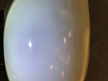 Een Chinese blanc de Chine vaas met onderglazuur decor, 19e eeuw