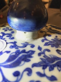 Een Chinese blauwwitte dekselvaas met lotusslingers, 19e eeuw