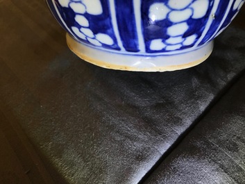 Een paar Chinese blauwwitte rouleau vazen met landschapsdecor, 19e eeuw
