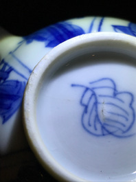 Une th&eacute;i&egrave;re couverte en porcelaine de Chine bleu et blanc, Kangxi