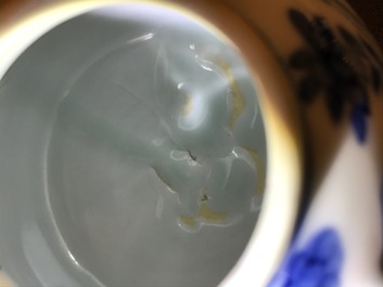 Une th&eacute;i&egrave;re couverte en porcelaine de Chine bleu et blanc, Kangxi