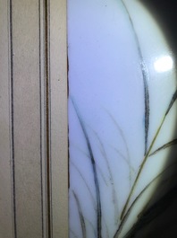 Une plaque en porcelaine de Chine &agrave; d&eacute;cor d'un papillon, marque de Li Mingliang, 20&egrave;me