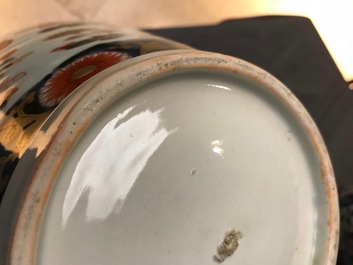 Une paire de vases couverts en porcelaine de Japon, Edo, 17&egrave;me